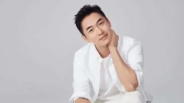 他是陆毅同班同学，与初恋女富婆结婚17年零绯闻，15岁儿子不像他