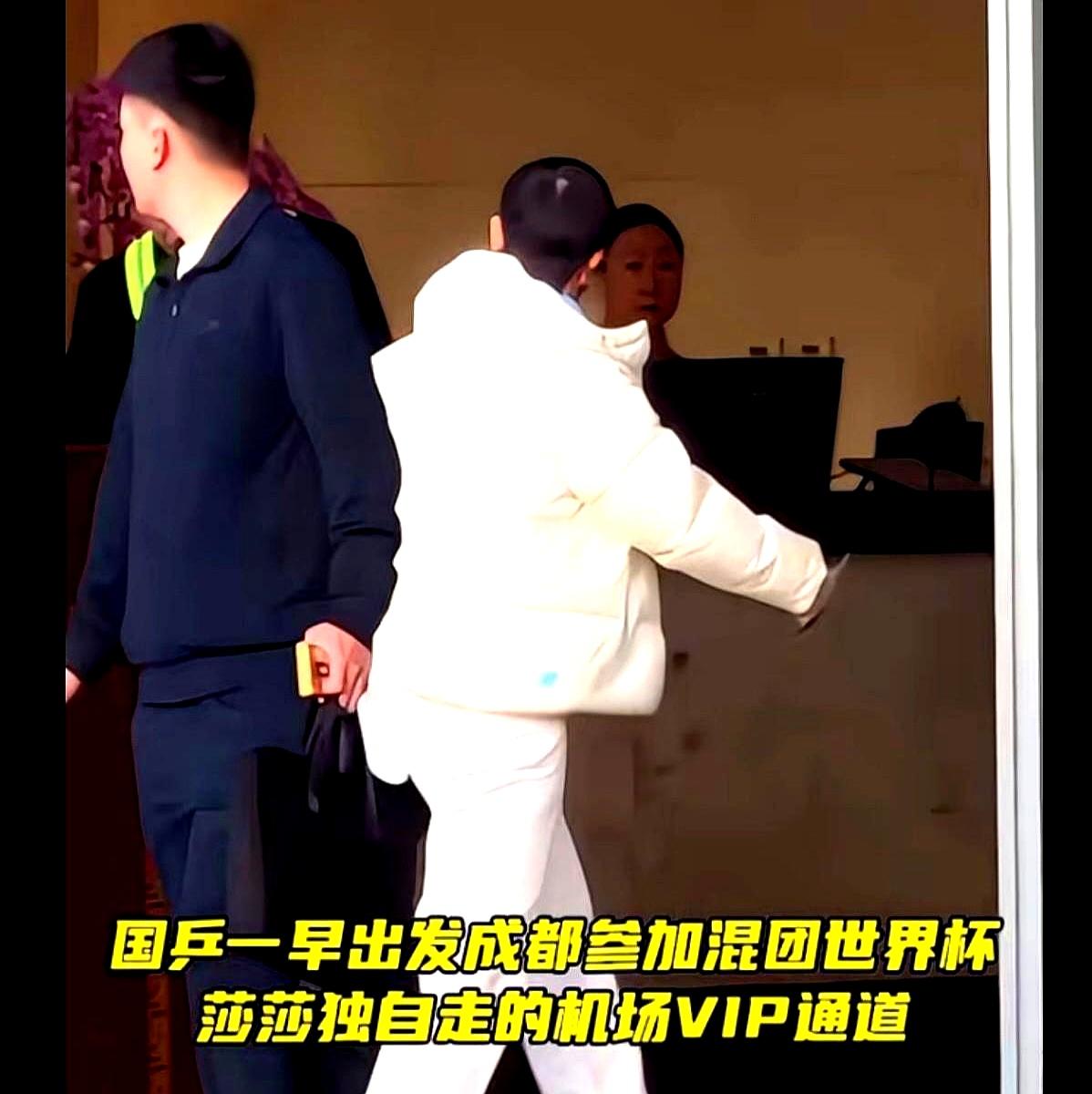 某宁把世态炎凉玩得明明白白。咱莎莎出门终于穿上了自己喜欢的衣服，一身纯白