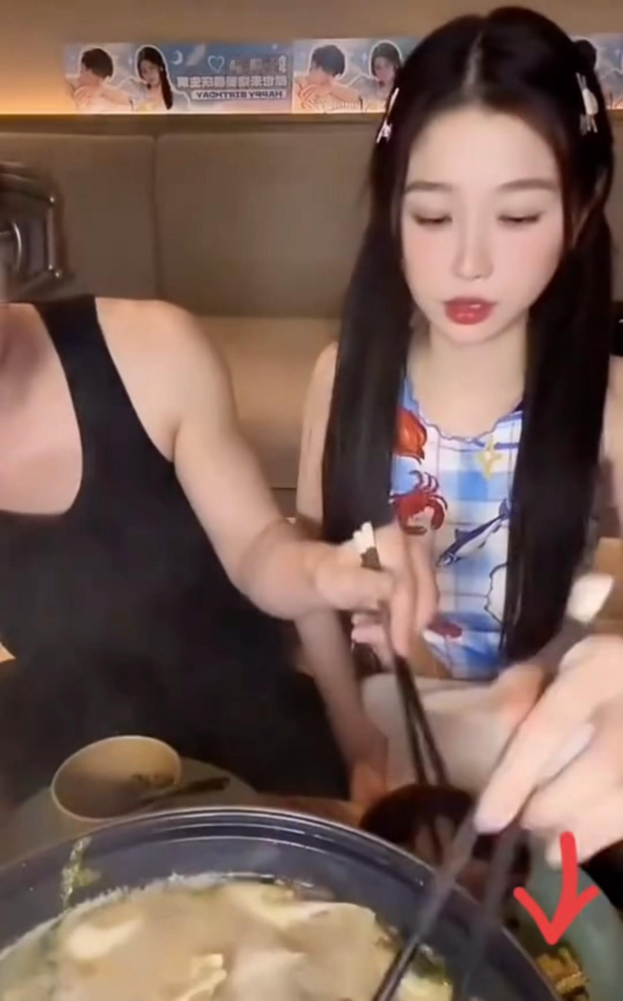 虞书欣扔掉了何与夹的菜嫌弃俩字都挂脸上了，从何与夹过来那一刻眼睛就一直盯着，脑袋