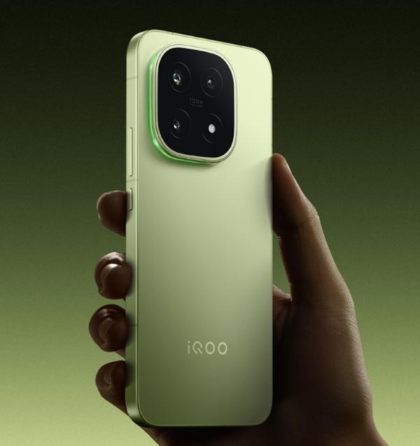 数据显示，搭载第五代骁龙8至尊版移动平台的机型在性能表现上占据绝对优势，包揽榜单