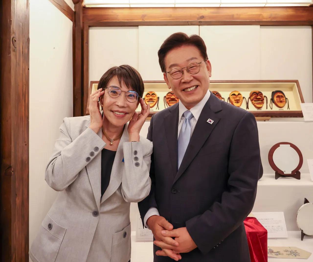 太尴尬啦。日本首相高市早苗访问韩国，在记者会上，日本首相高市早苗直接邀请韩国总统