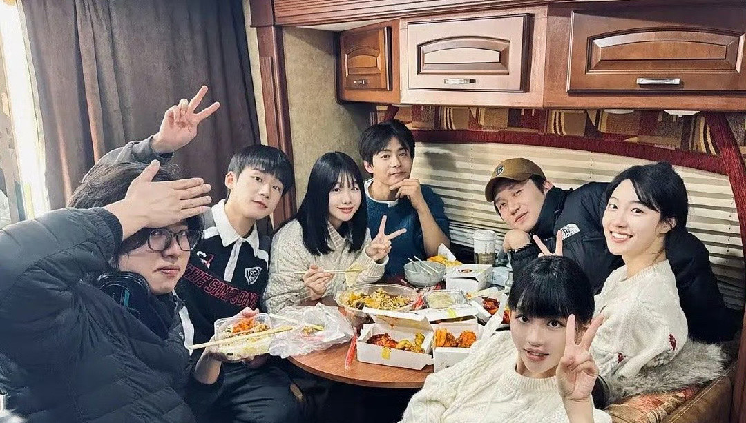 李明德看到这一幕会不会气死，马天宇让大家上房车聚餐了​​​