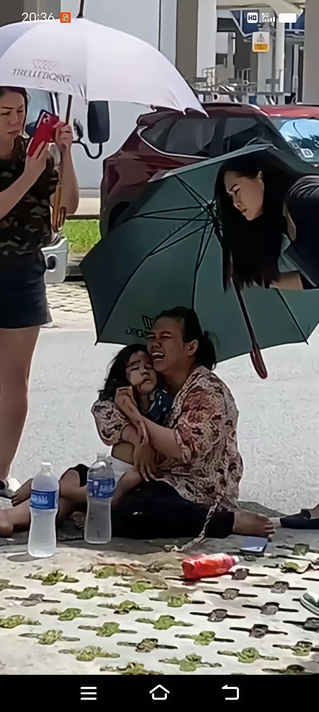 痛心，防不胜防，一家四口刚吃完饭，说开车出去玩去，没料到，两岁的女儿在车后面，爸