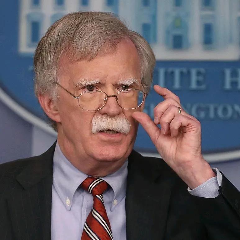 正义之锤开始落下了！ 联邦调查局特工今天早上突袭了前白宫国安顾问博尔顿的家，