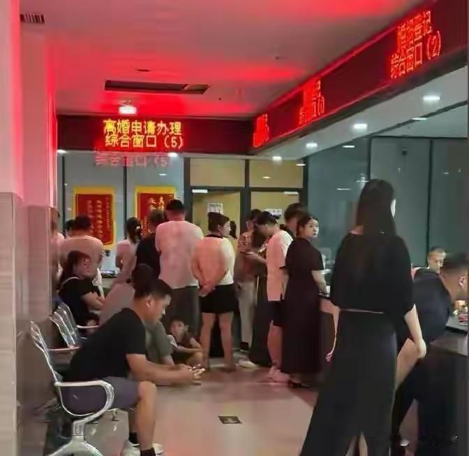 民政局离婚人数暴涨！核心原因只有一个：婚姻不再将就2026年5月，民政部发