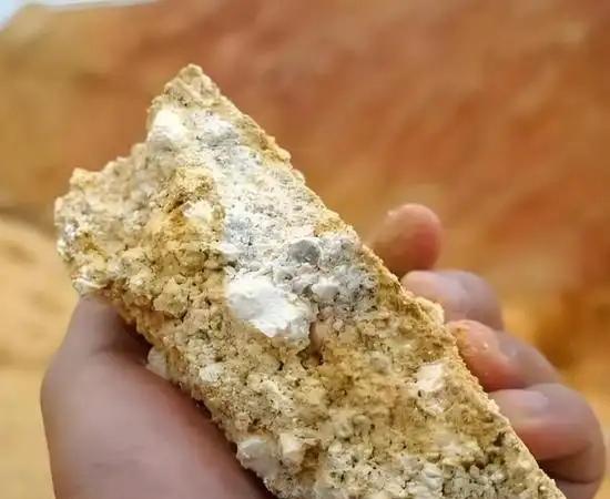 🌛稀土成了中美关系里解不开的死结，中国如果不放开稀土出口，美国就能随时推翻