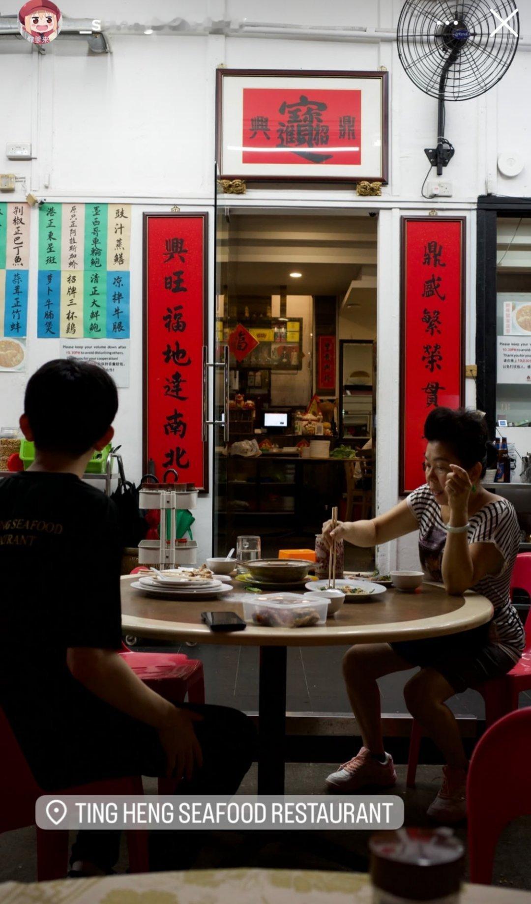 王思聪更新ins，撕葱没受老爸新闻的影响，继续在新加坡吃喝玩乐。​​​