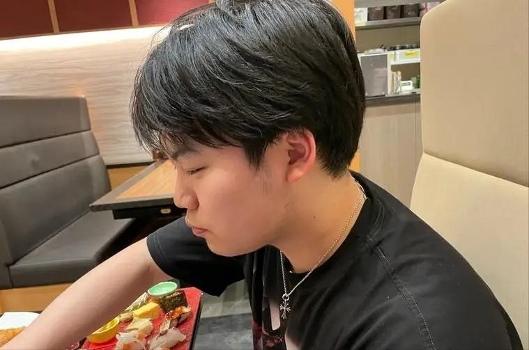 松岛辉空还真是个孩子，世界杯赚了5万美金，没想到回到日本后，他做的第一件事竟是带