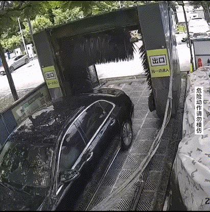 你说他穷？他开e300！却去1元洗车，差点没命……😯
