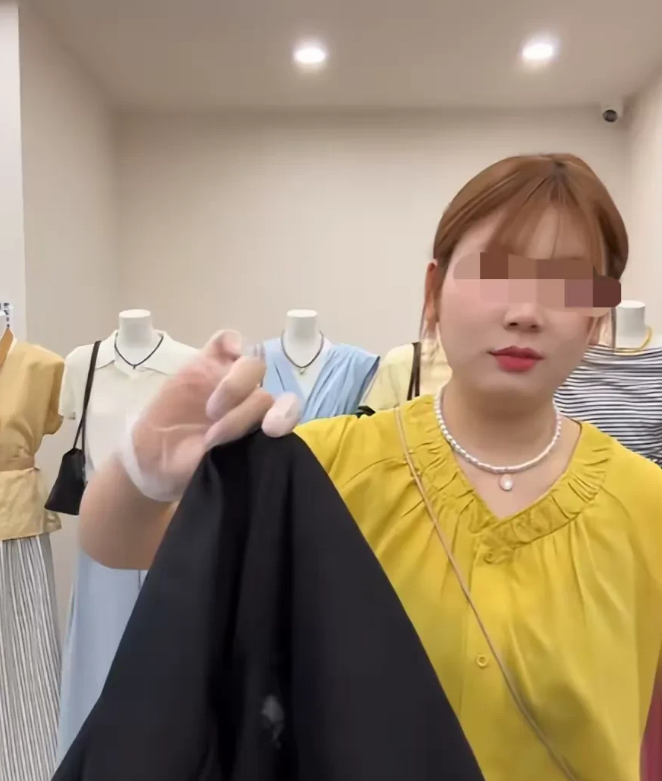 路过不留痕！女子开了一家服装店，一顾客试衣服时，发现裤子裆部有大片白色痕迹。女子