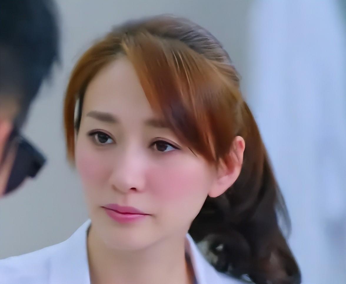 50岁全开麦跑调还能火爆出圈，李小冉凭什么被大家称作顶配少女？《乘风202