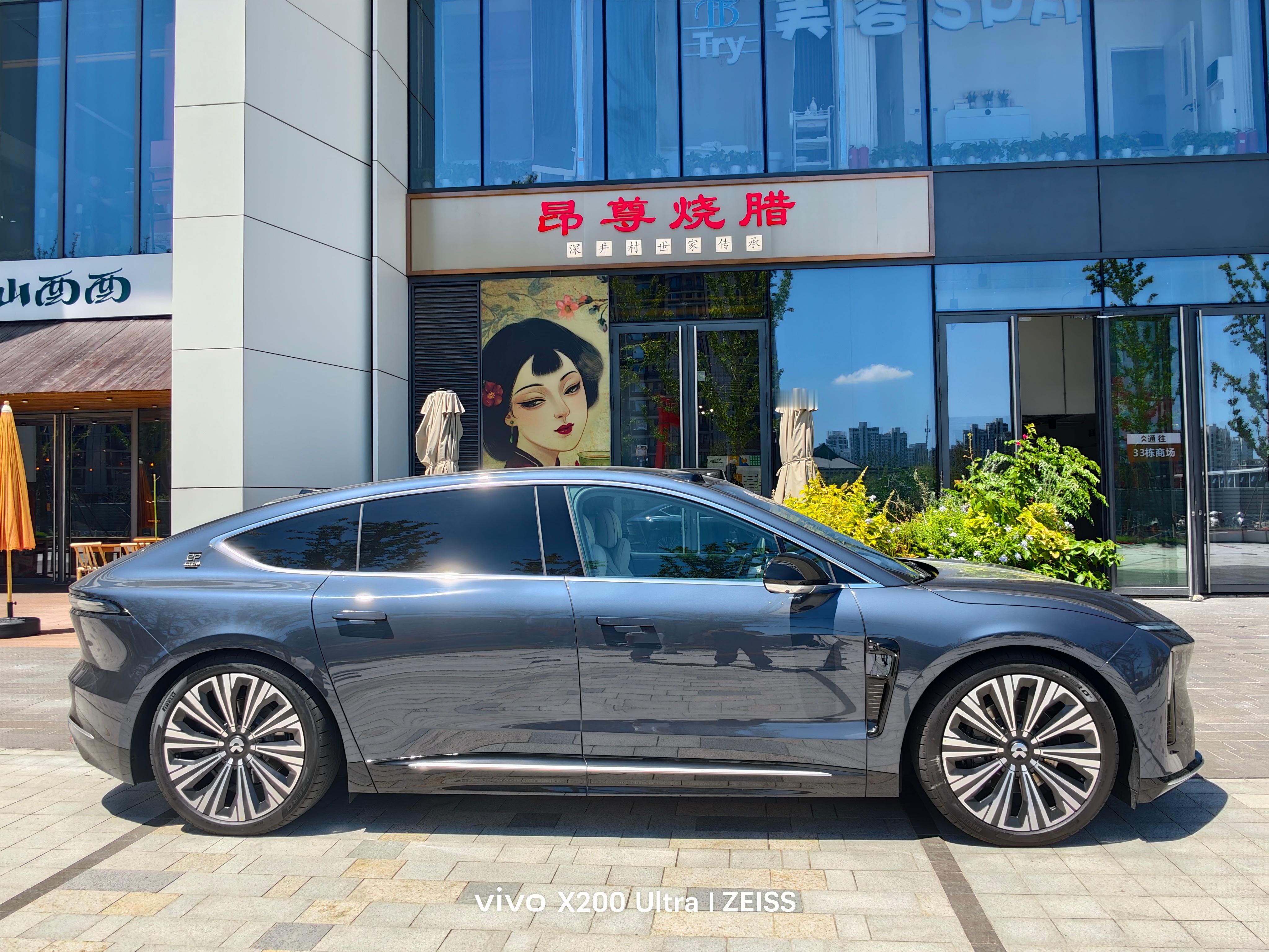 偶遇一台蔚来et9，我能上车的那种[大笑][大笑]来漕河泾的车友可以尝尝昂尊烧腊