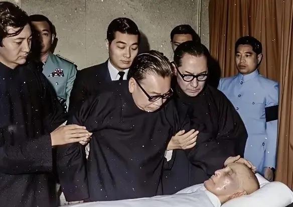 1975年，蒋校长病逝后的一张留影，蒋经国一脸悲痛轻抚父亲额头，蒋纬国等担心难过