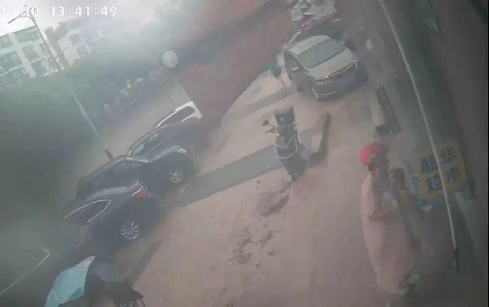 “太暖心了！”上海，一名带着16个月宝宝跑外卖的单亲妈妈，遇到暴雨之后，手中的餐