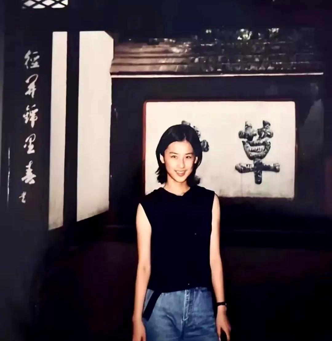 1999年黄圣依在成都杜甫草堂的照片，那时她16岁，在上海交通大学附属中学读高中