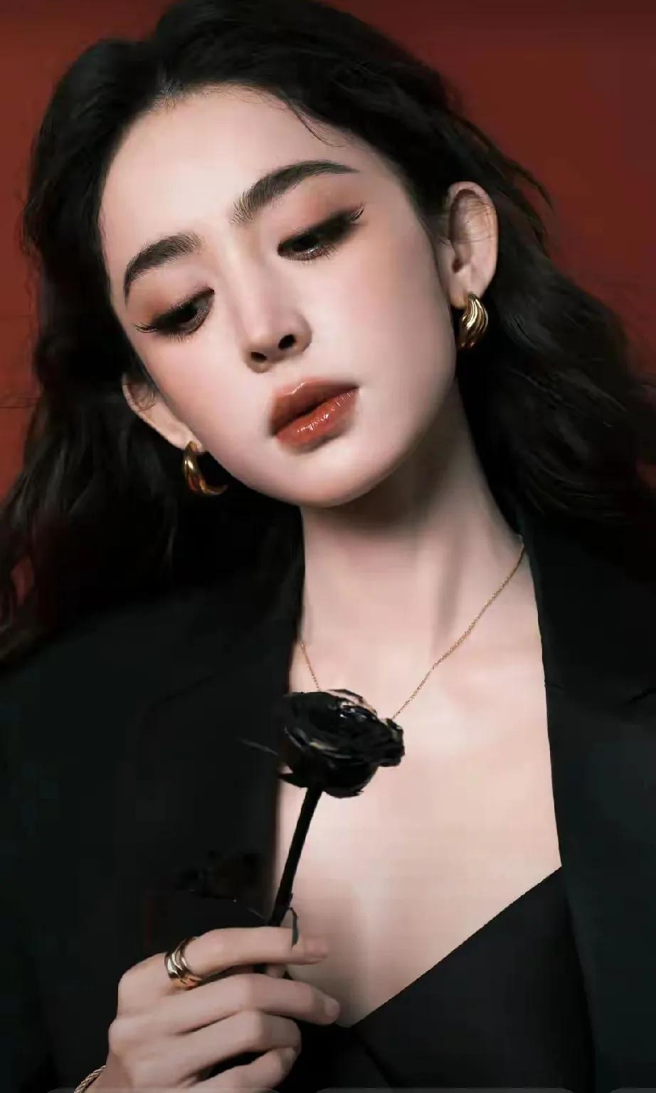 家人们谁懂啊！古力娜扎这颜值简直杀疯了！她可是模特出身的新疆大美女，全名古丽娜扎