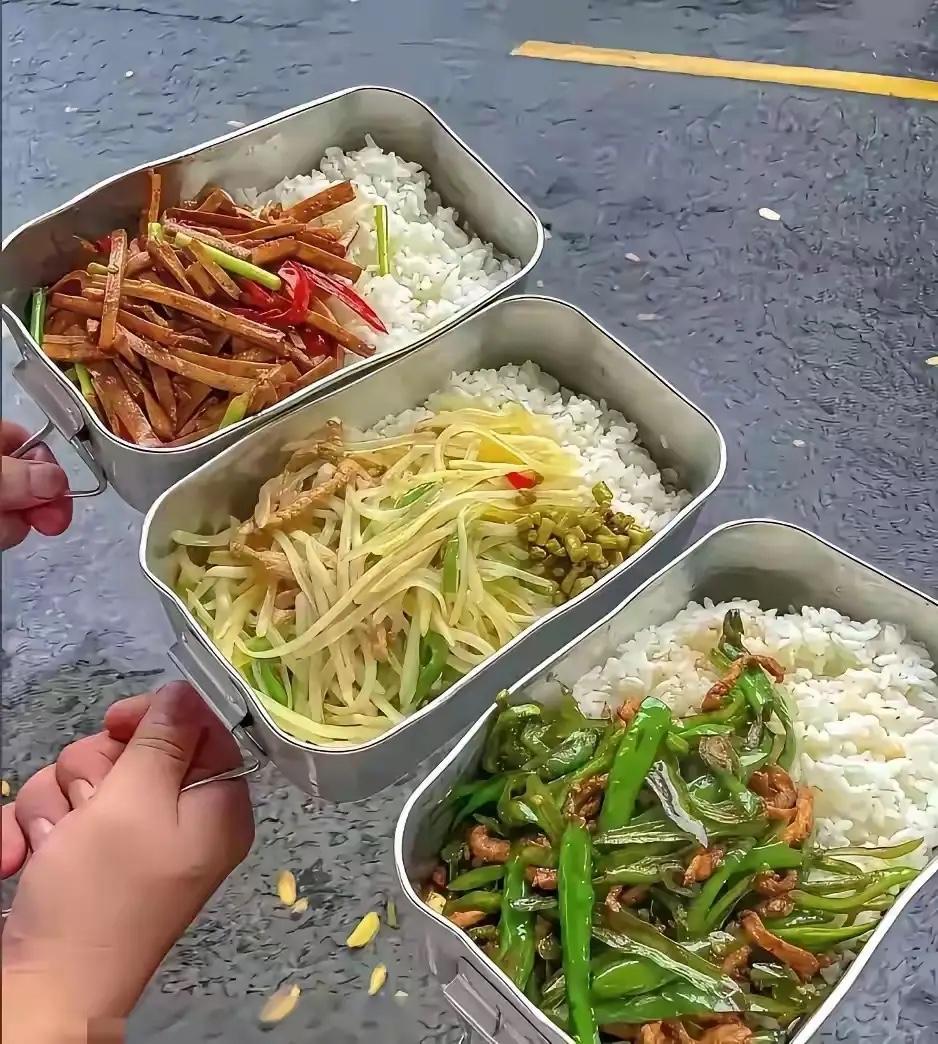 剩下三盒饭，让你选，选哪盒？乍一看，三样都太单一，组合最好了，可是硬选只能选青椒