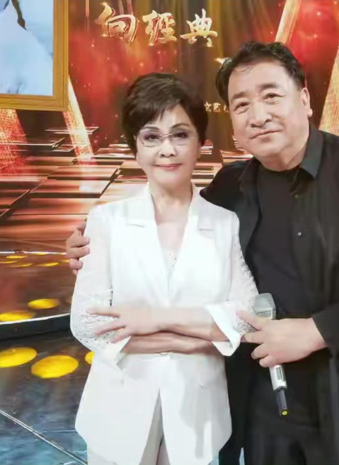 还是和之前一样，是身体原因。李谷一老师亲口说“身体不行，实在登不了台”，还跟