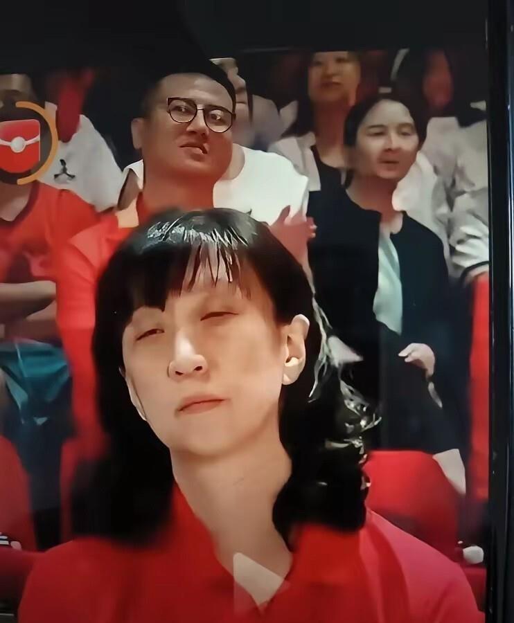 朱婷人没到曼谷颁奖礼现场，冯坤替她接过了那座近4.3万票砸出来的奖杯。一个雅典奥