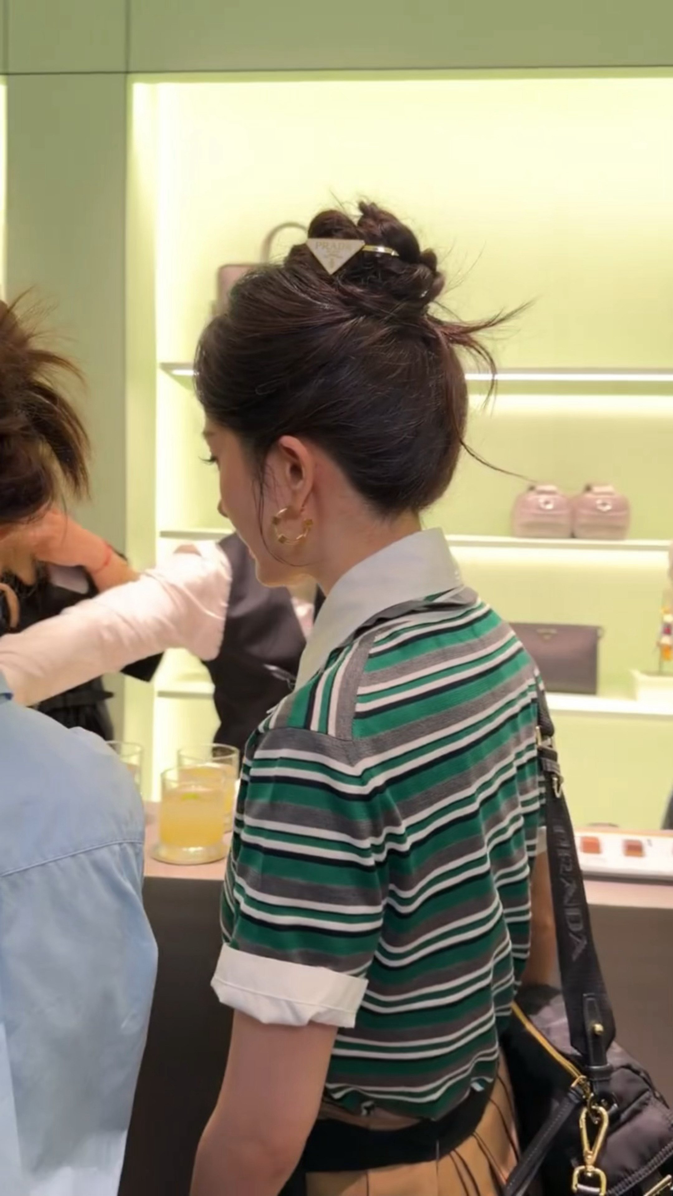 幂幂学妹你好！杨幂丸子头杨幂绿条纹polo衫丸子头造型