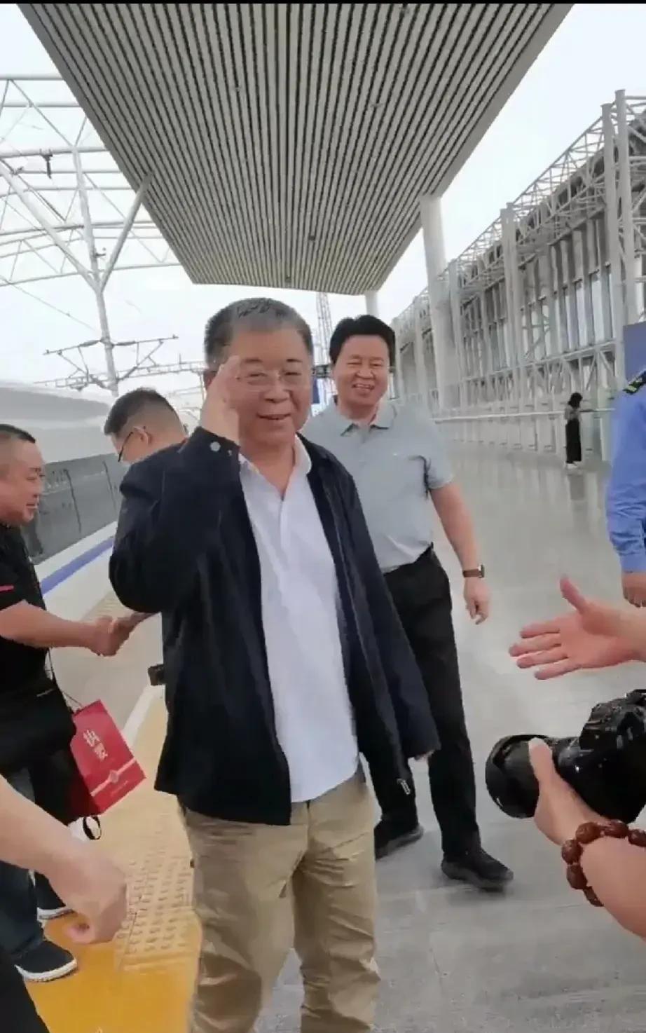 如果李来群没有去经商，能否超越胡荣华？棋坛就没有岭南双雄了？有网友认为李来群天
