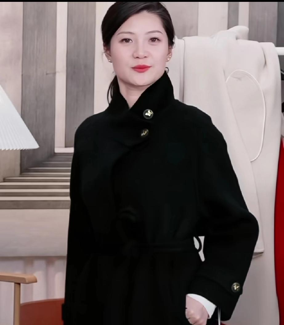 盼盼穿大衣真是美极了！同款大衣三种颜色，每个颜色穿在她身上都有不同的感觉！黑色