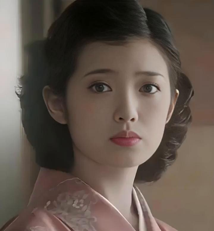 山口百惠是日本公认的银幕女神，她气质独特，很有感染力，演技也很出众，无数观众都被