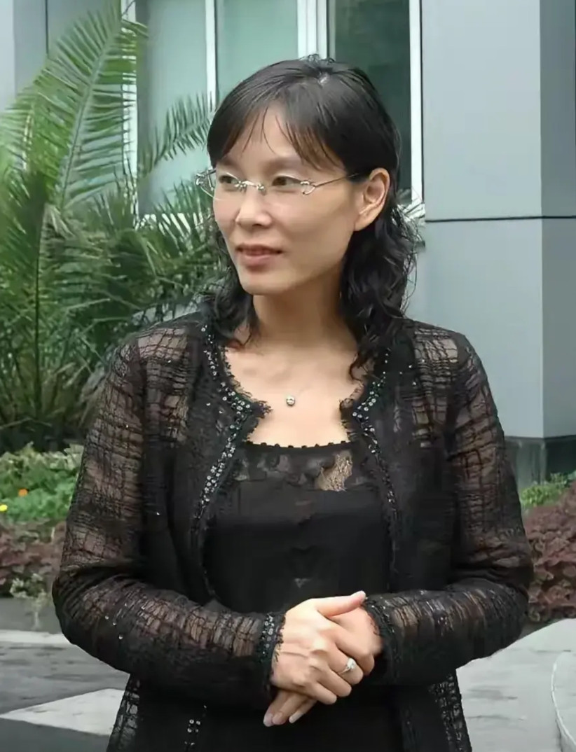 杜建英宗庆后事件只是冰山一角，其实有很多事业有为的商人都有这样的现象！比如某集
