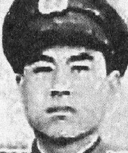 1941年，神偷“赛狸猫”段云鹏藏在洞房天花板上，等新郎半夜外出撒尿，他“哧溜”