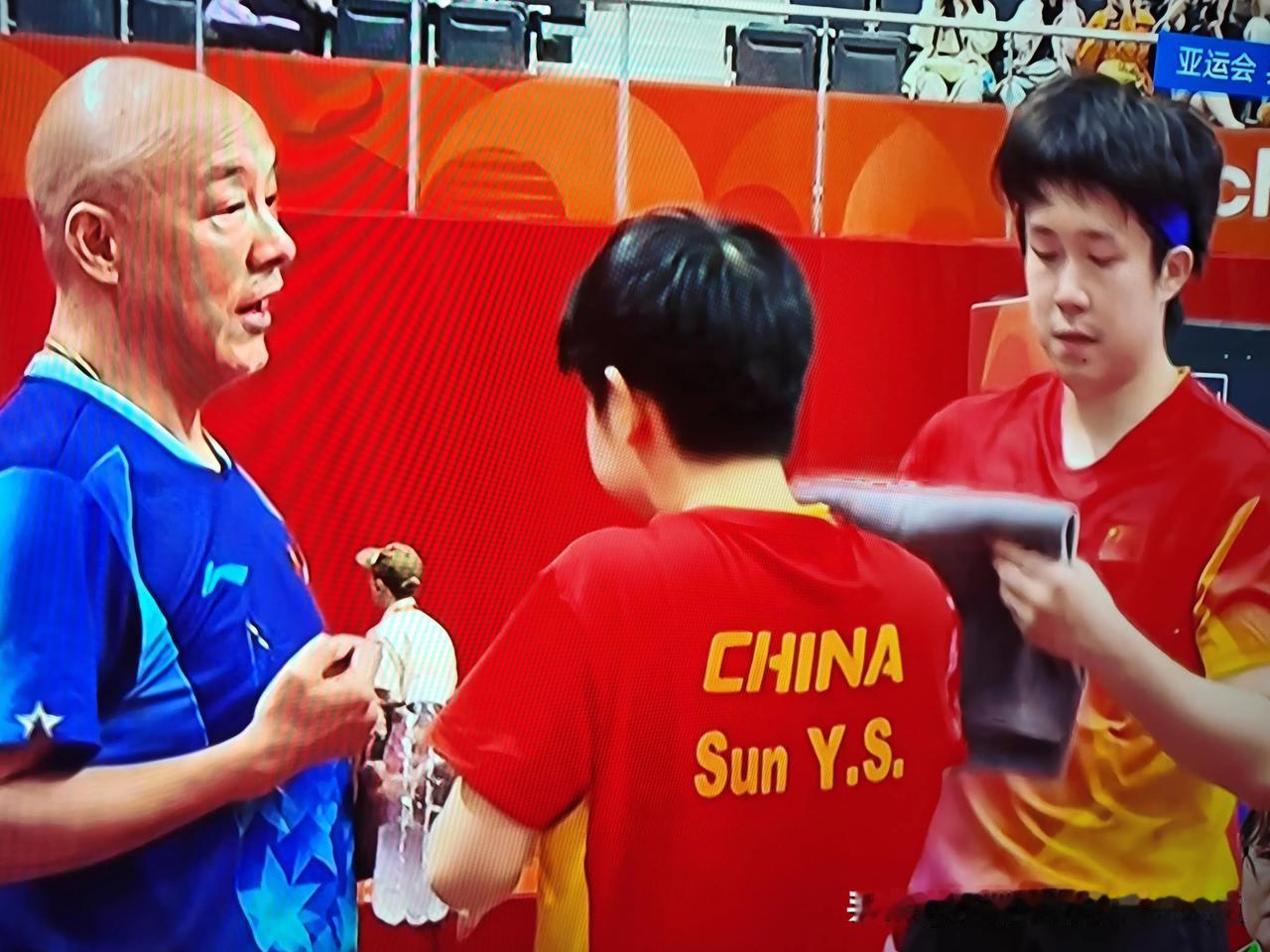 中国乒乓球队的肖战教练在观众席看比赛的时候，嘴里嚼着口香糖，脸上还总是露出一副不