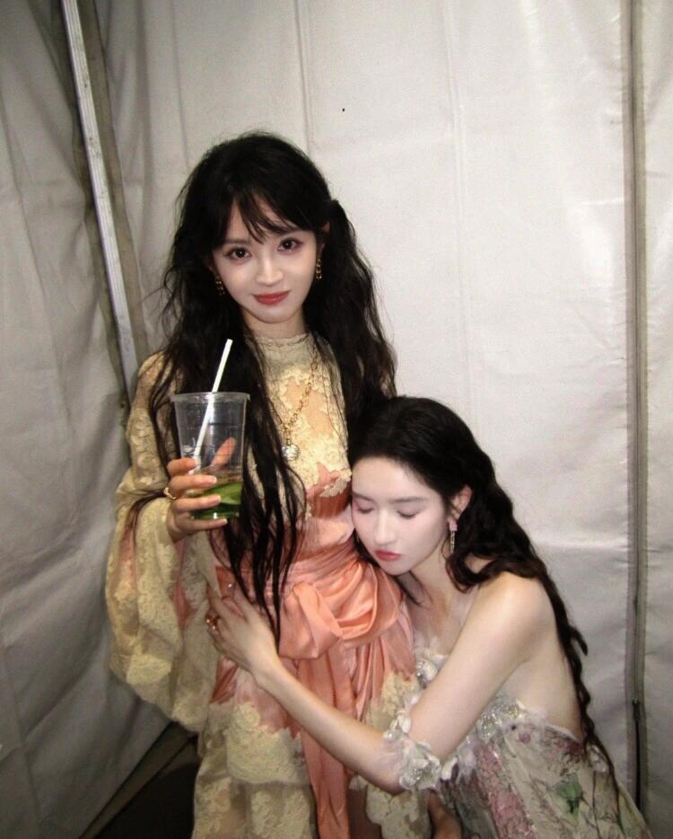 田曦薇嘴脚快压不住了😂😂​​​