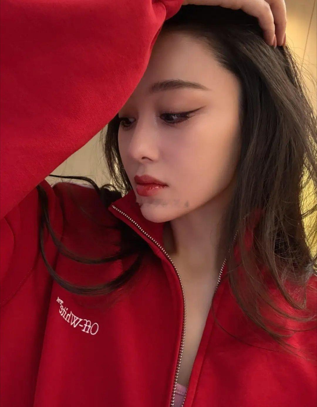 张馨予晒出新年美照，一身红色套装又美又耀眼，那绝美的下颌线格外抢眼，气场全开超吸