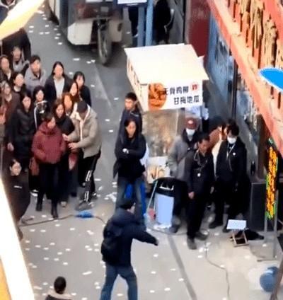 代入感超强新剧《小城良方》爆料，肖战和姜妍的路透视频中，姜妍提水桶“攻击”，