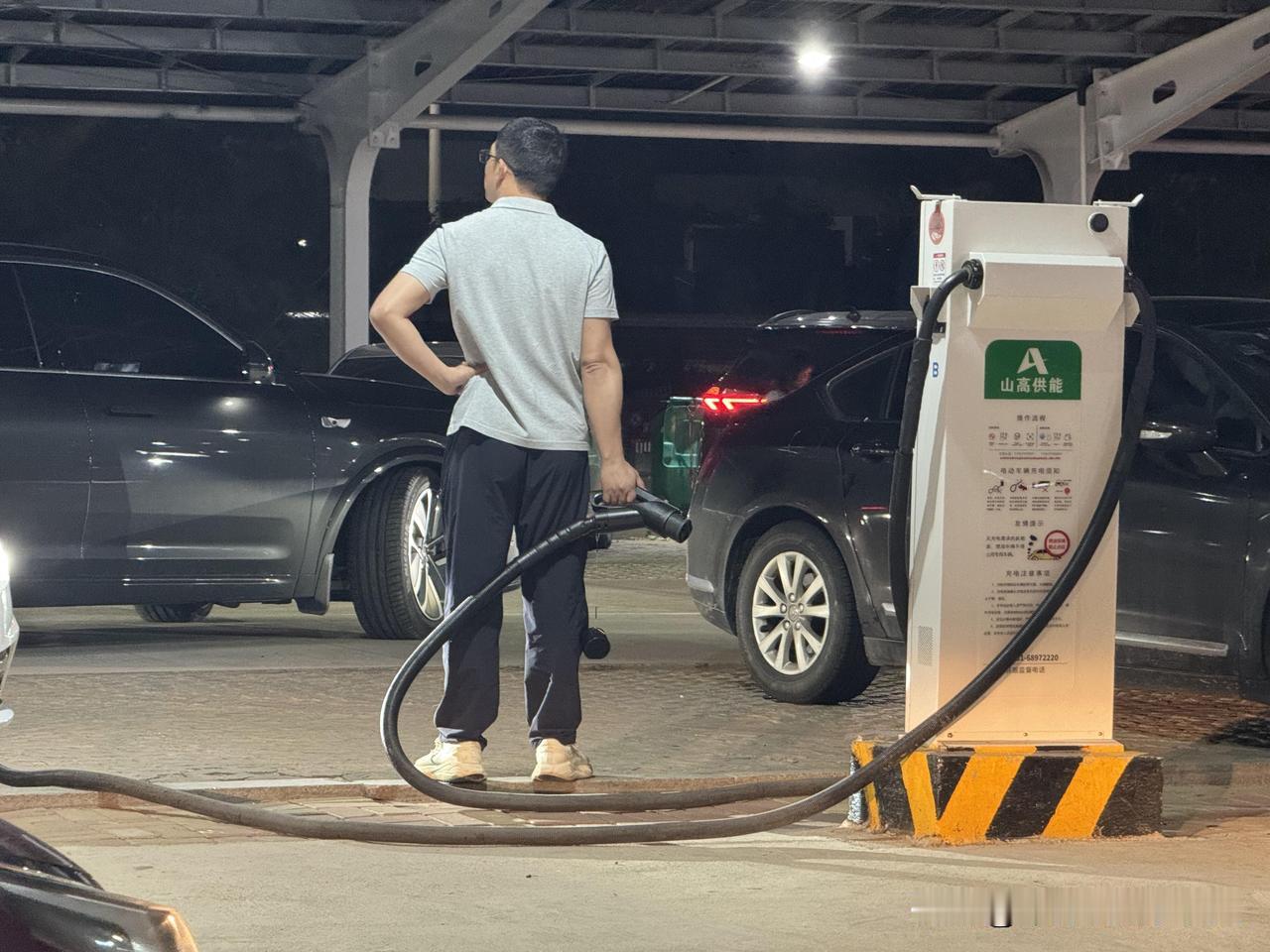 车没到，人先进！高速服务区抢充电桩真离谱这次跑高速，亲眼见到这种操作，实在