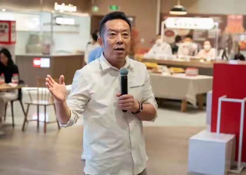 西贝终究还是没能扛住，一场预制菜舆论风波，拉扯整整一年，门店近乎腰斩，资金压力压到创始人家庭都拿出股