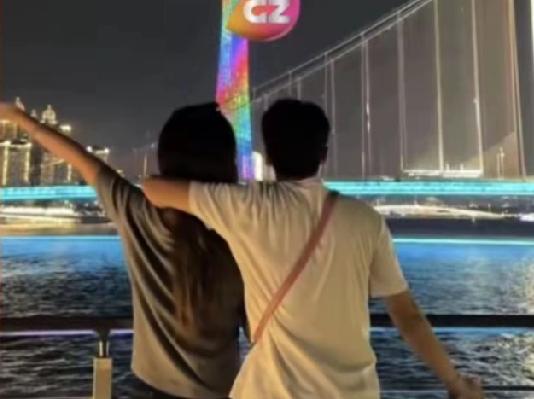 天呐，这异地恋的糖也太甜了吧！广东广州，女孩送走跨越千里来看她的男友后，在枕