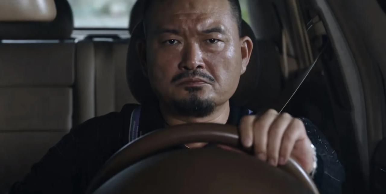 《利剑玫瑰》还以为刘纲对甄妮是有感情的，没想到他从始至终在乎的只有钱。刘纲明知