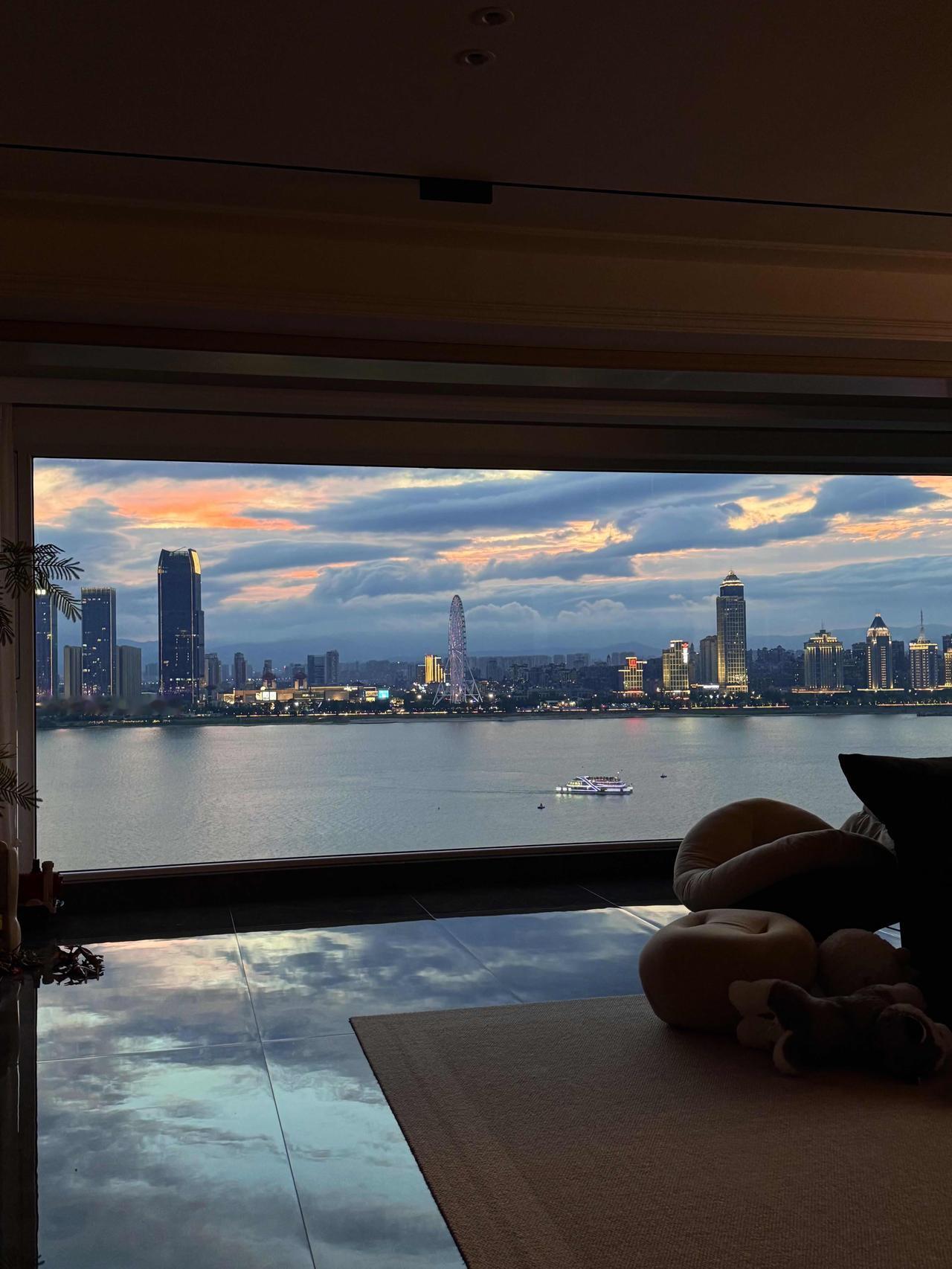 南昌一女子晒出自己家，340万，174m²江景房，就拥有了梦寐以求的家，朋友说这