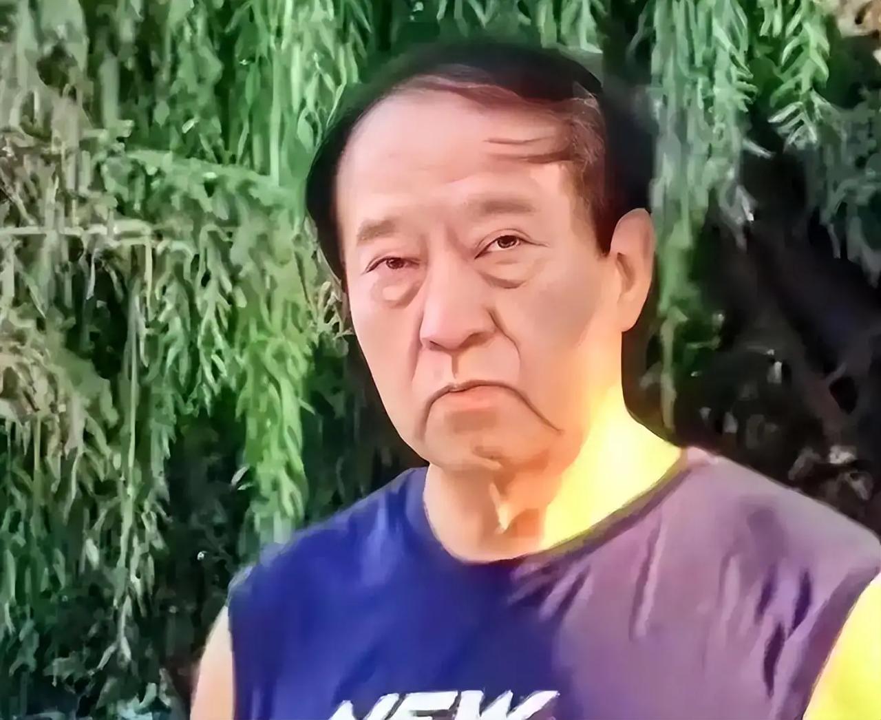 现年76岁的相声演员牛群，独居在北京昌平天通苑的一处老旧小区，日常出行衣着朴素，