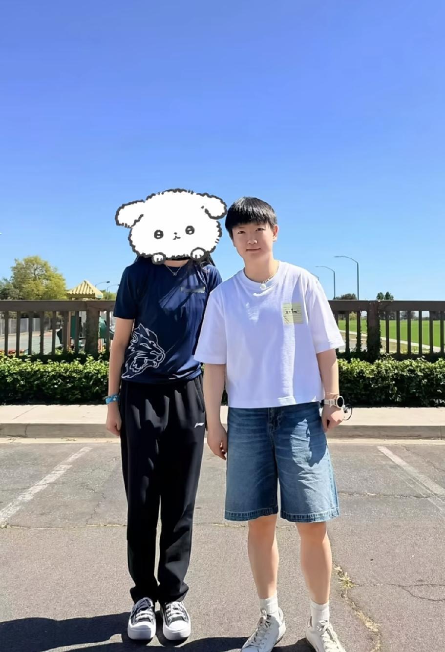 一张暖心合照分享～身旁的小姐姐站得板正笔直，看得出来见到莎莎心里满是激动，一时