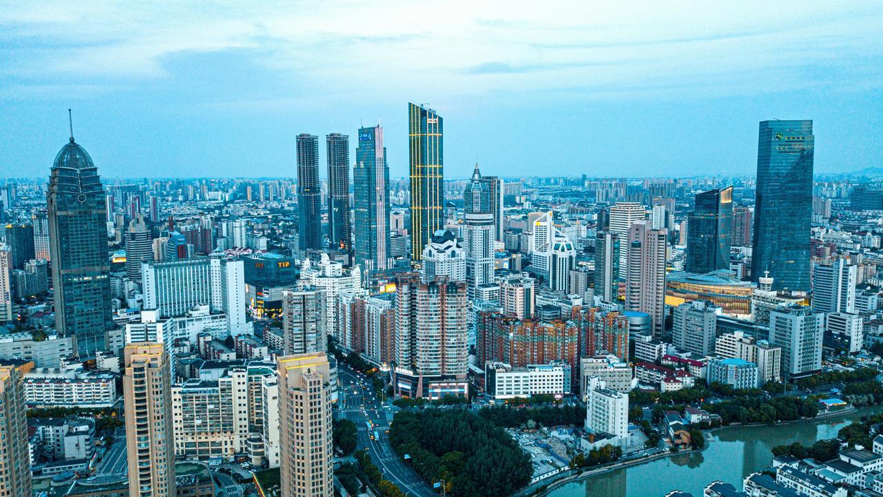 2015年11，无锡房价均价6834元；2016年11，无锡房价均价8215元