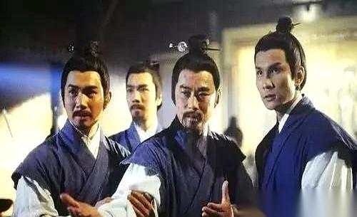 江湖上都笑话全真七子，武功稀松平常。可就是这七个“平常人”，往那一站，七把剑连