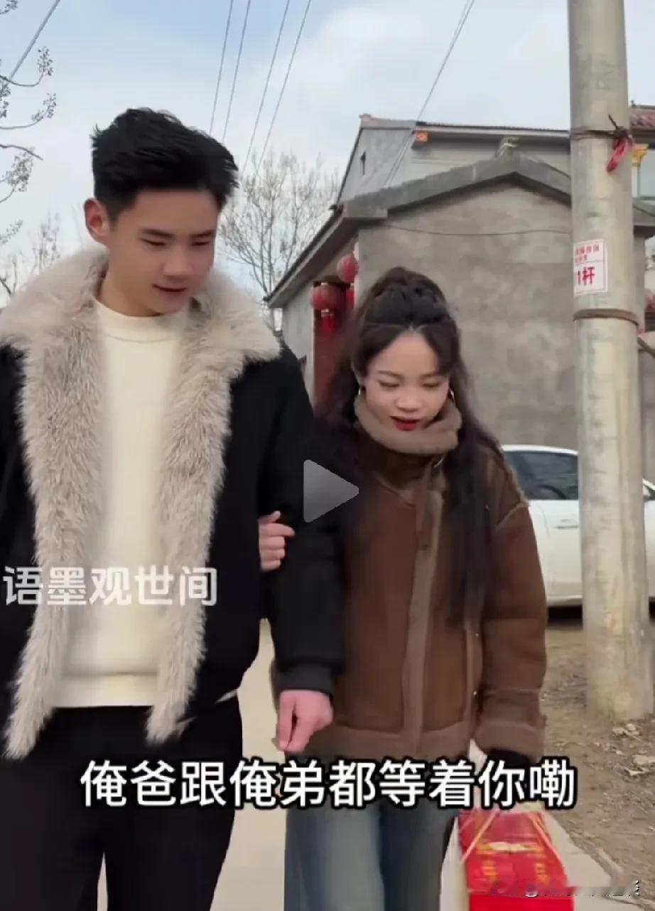 男子太逗了，相亲一听说女孩家有俩弟弟，直接撒丫子跑了。男子相亲，提着礼物去女方家