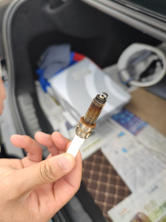 首次更换火花塞2万公里换下来的火花塞，懂的家人们帮看下，严重吗？