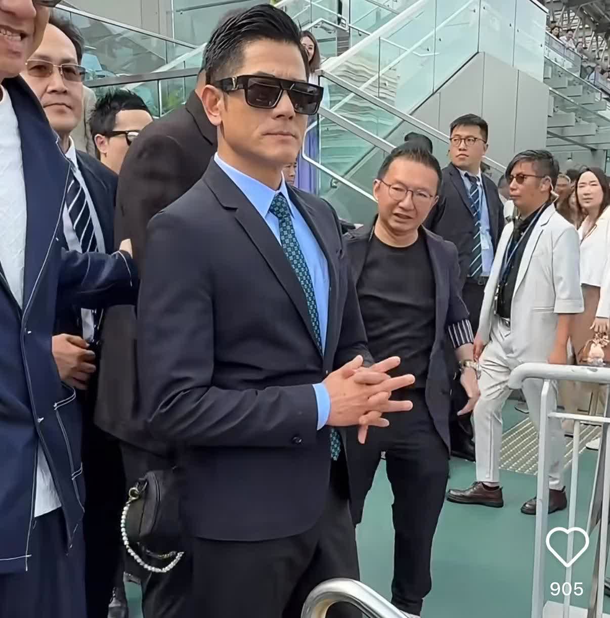 怀疑郭富城是不是不太对劲啊已经59岁的人了步履蹒跚、身材走样、头
