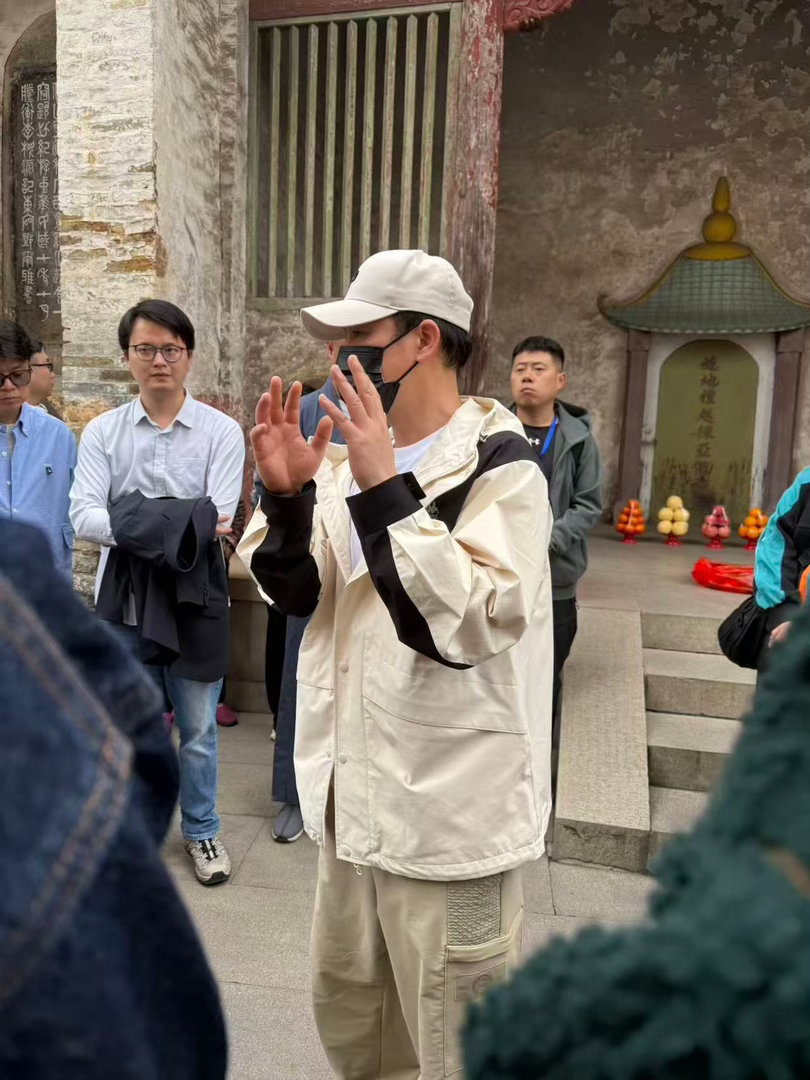 南华寺偶遇张颂文任达华江奇霖，三个实力派同框，《三尺之下》的质感已经稳了。