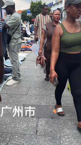 广州街头竟然看到有很多黑人在路边摆摊做生意？难道在广州市区可以随便摆地难摊吗？
