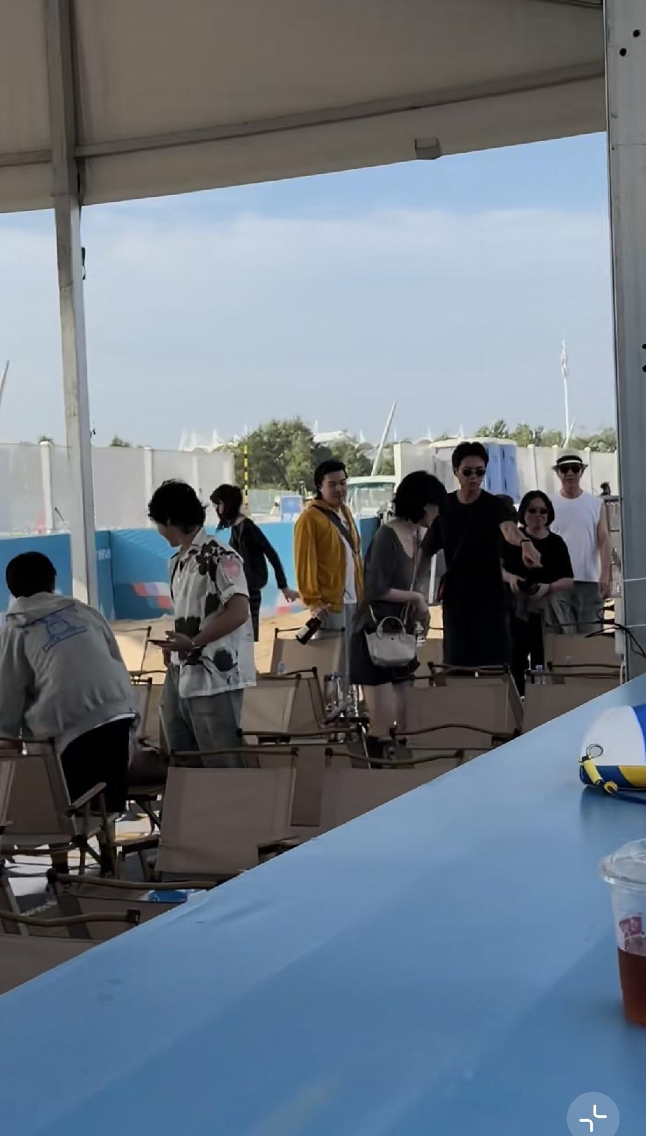 8月29日，王菲现身阿那亚虾米音乐节助阵女儿窦靖童，她穿得好清凉，终于露腿了，腿