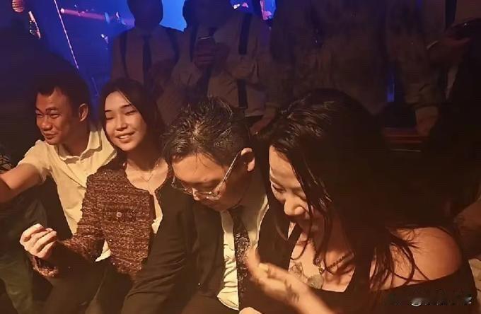 向佑彻底没救了！现身南昌酒吧，新交的女友又胖又颓，烟酒不离手。他去参加完音乐节后