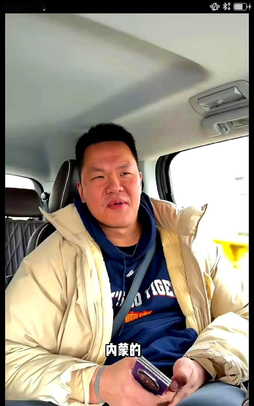 朱芳雨现在得管杜锋叫领导了。他在直播间亲口承认，和宏远的总经理合同到期了。网